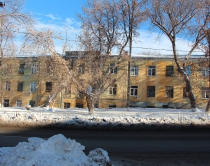 Напротив входа в офис - желтый дом